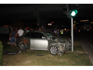 Turistleri Taşıyan Ticari Taksi Kaza Yaptı: 2 Yaralı