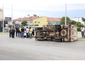 Karaman’da Tırla Çarpışan Keçi Yüklü Kamyonet Devrildi