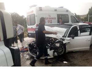 Otomobil İle Beton Mikseri Çarpıştı: 6 Yaralı