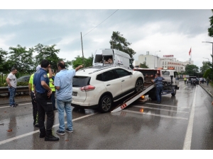 Karadeniz Sahil Yolu’nda 5 Araç Birbirine Girdi: 4 Yaralı