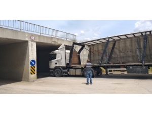 Köprüde Sıkışan Tırı Keserek Çıkardılar