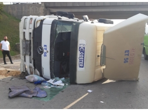 Kontrolden Çıkan Tır Devrildi: 1 Yaralı
