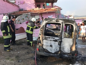 Park Halindeyken Yanmaya Başlayan Panelvan Metal Yığınına Döndü