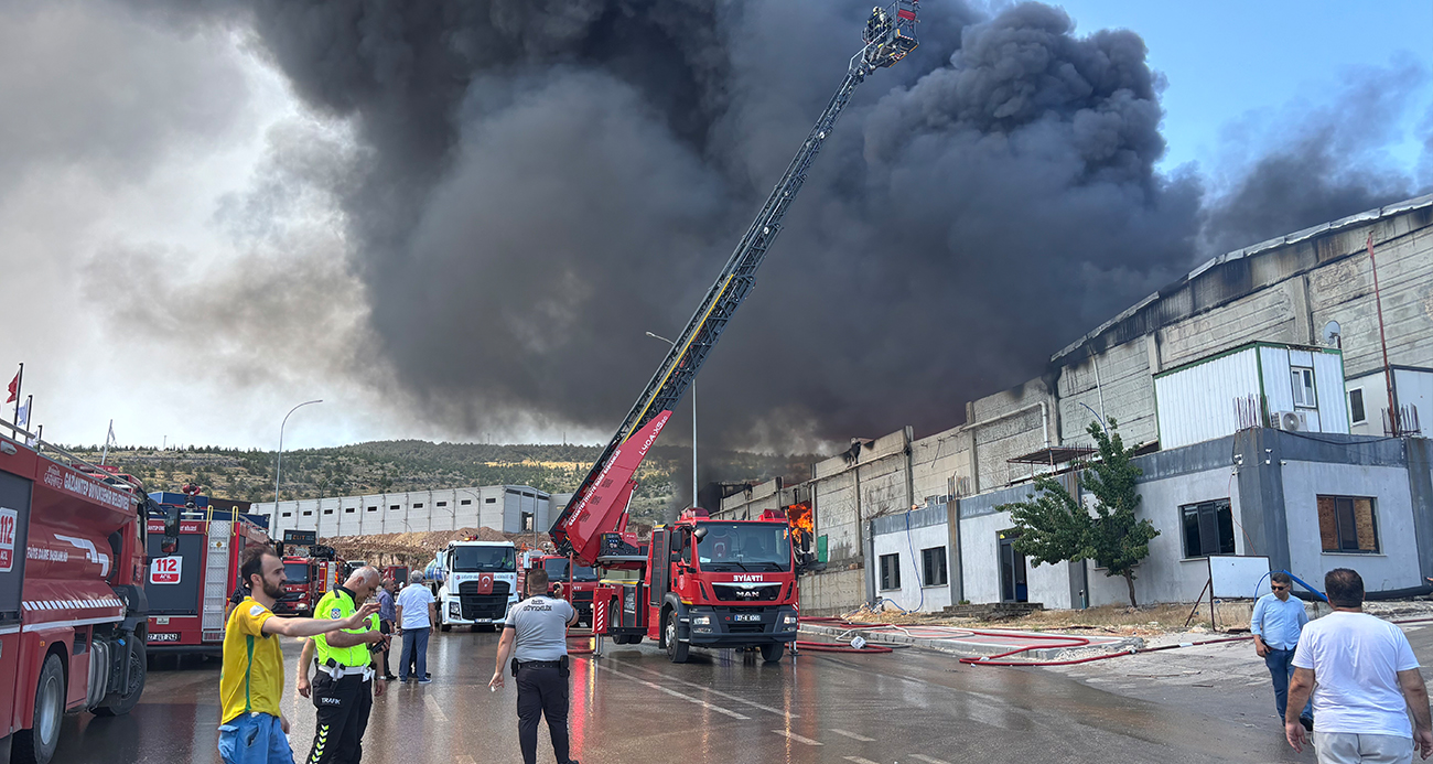 gaziantep-te-fabrika-yangini-ekiplerin-mudahalesi-suruyor