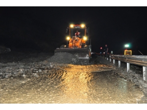 Manisa-izmir Yolunda Heyelan