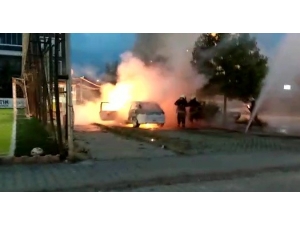 Park Halindeki Araç Alev Alev Yandı