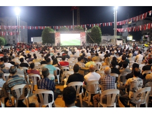 Taksim Meydanı’nda Milli Maç Heyecanı Dev Ekrana Taşındı