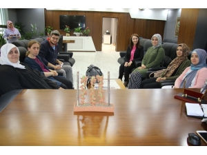 Başkan Tekin’e Şerbetçi Otu Figürü Hediye Ettiler