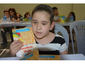 7 Yaşındaki Görme Engelli Duru, İlk Kitabının Mutluluğunu Yaşıyor