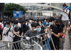 Hong Kong’da Suçluların İadesi Yasası Protestolar Yüzünden Ertelendi
