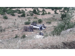 Minibüs Şarampole Uçtu: 2 Yaralı