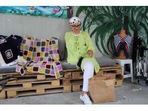 Tek Elle Hayatı Örüyor