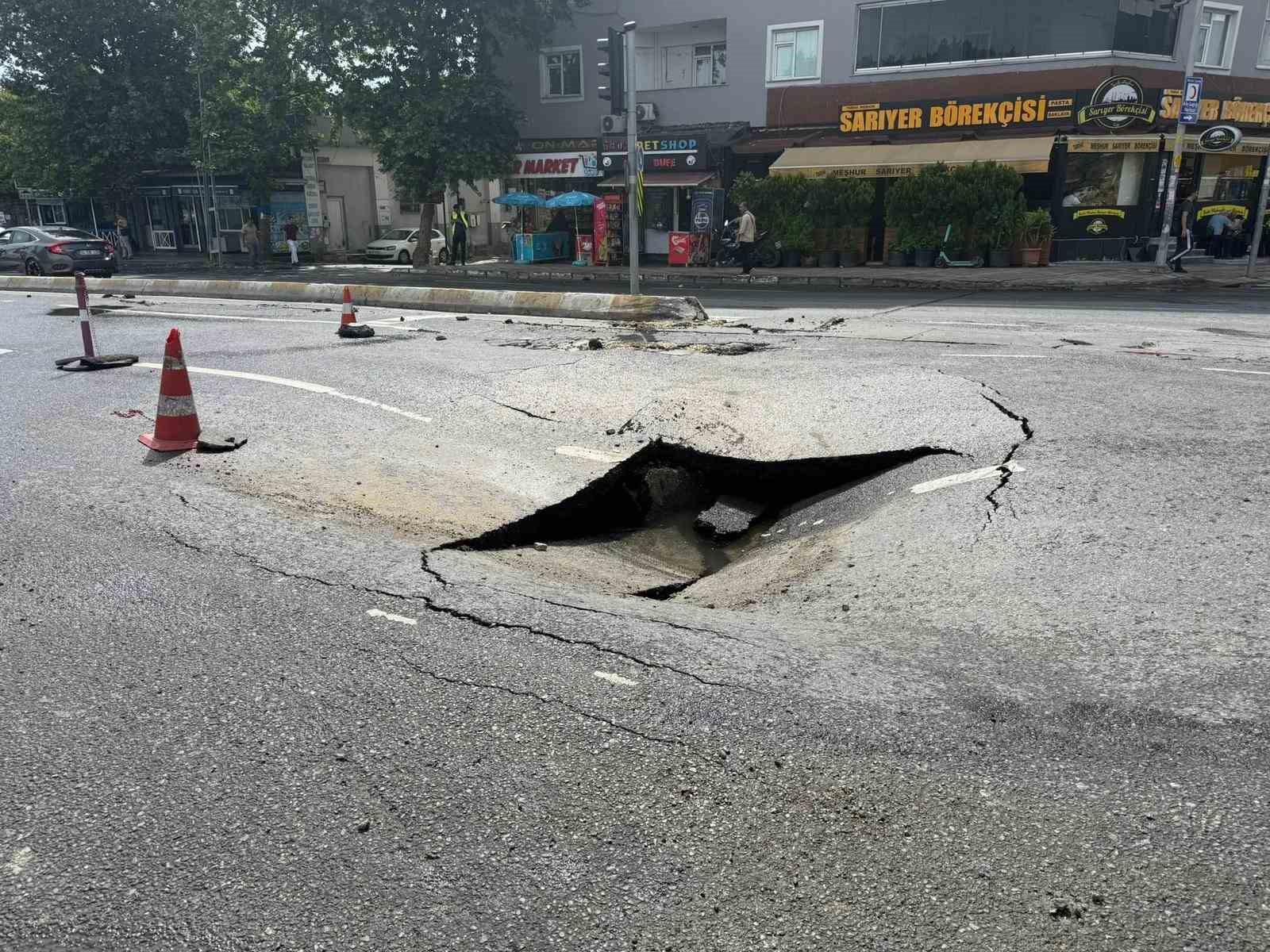 esenyurt-ta-iski-nin-boru-hatti-patladi-yol-coktu-cadde-gole-dondu