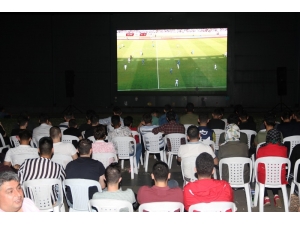 Kocaeli’de Milli Maç Heyecanı Sokaklara Taştı