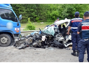 Sinop’ta Kargo Kamyonu İle Otomobil Kafa Kafaya Çarpıştı: 2 Ölü, 1 Yaralı