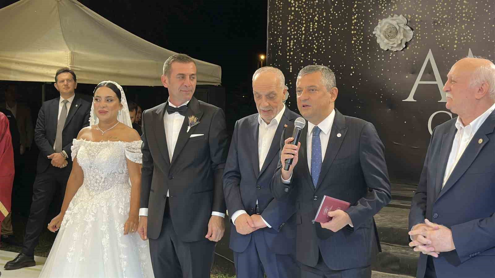 ozgur-ozel-yeni-parti-sakarya-il-baskaninin-dugunune-katildi