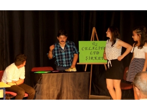 Öğrenci Ve Veliler İngilizce Performanslarını Sergiledi