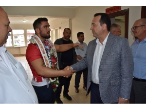 Avrupa Şampiyonu Güreşçiye Mehterli Karşılama