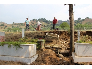 Sel, Mezarları Söküp Götürdü