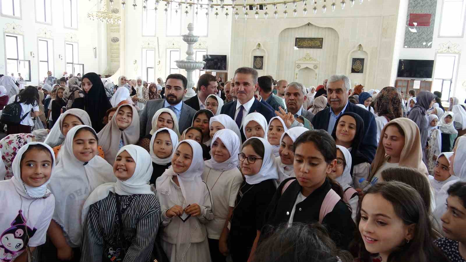 erzurum-da-3-bin-kiz-ogrenci-camide-bulustu