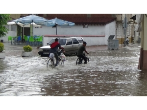 İnegöl’de Aniden Bastıran Yağmur Sokakları Göle Çevirdi