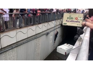 Pendik’te Bir Vatandaş Su Basan Alt Geçitte Aracıyla Mahsur Kaldı. Vatandaş Kendisine Sarkıtılan Merdivenlerden Tırmanarak Yukarı Çıkabildi.