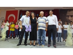 Burhaniye’de Öğretmenler Enstrüman Çaldı Öğrenciler Türkü Söyledi