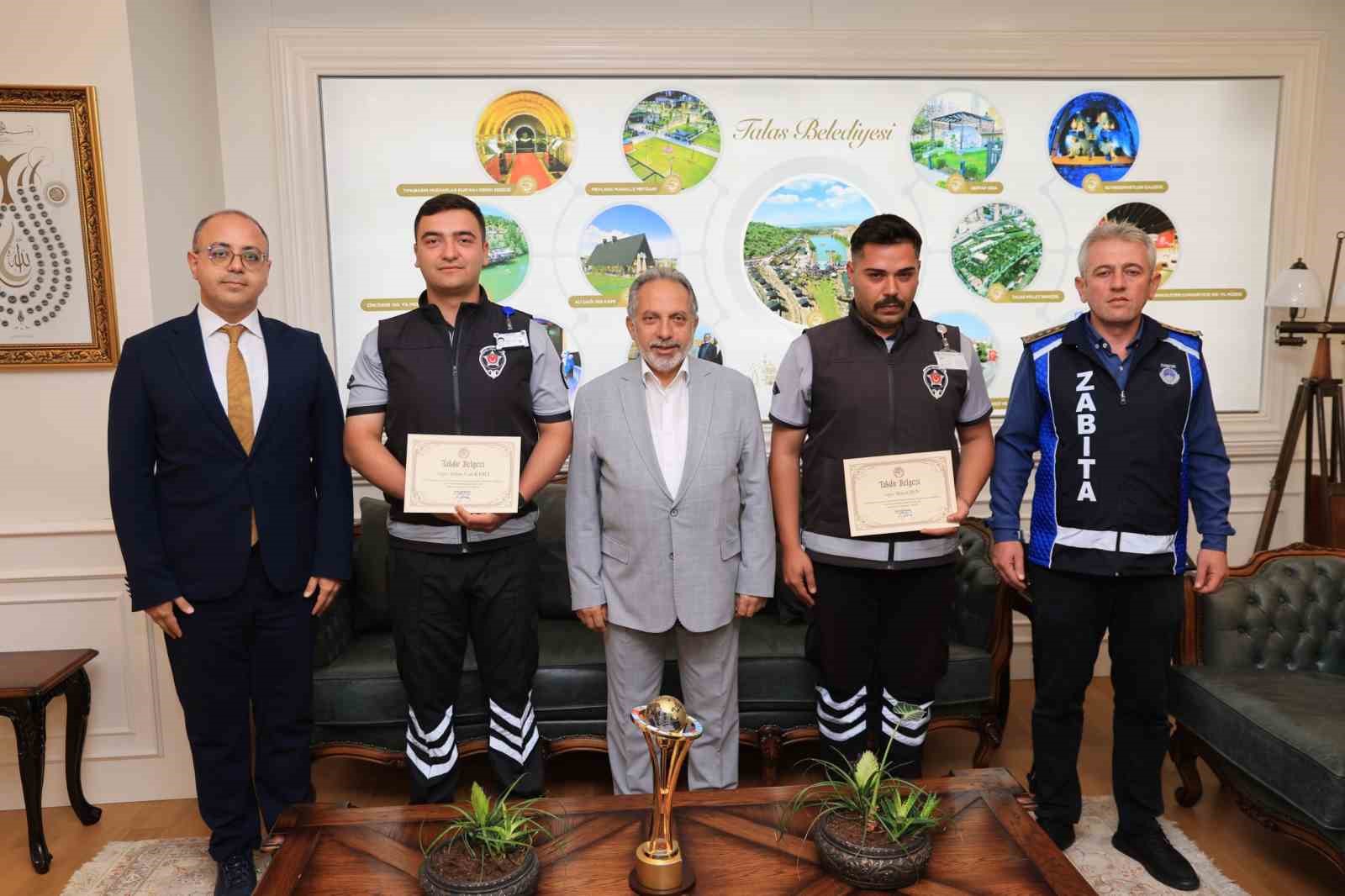 icerisinde-700-bin-tl-degerinde-ziynet-ve-doviz-bulunan-cantayi-bulan-guvenlik-gorevlilerine-odul