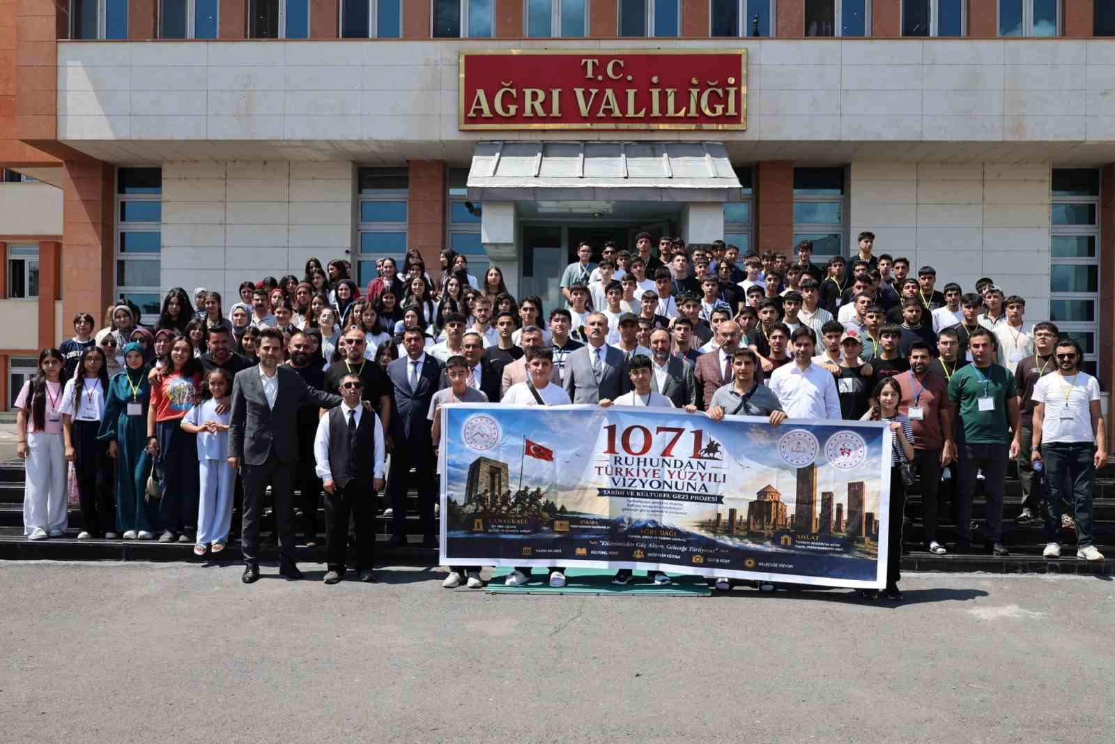 agri-dan-200-ogrenci-canakkale-ve-ankara-ya-tarih-yolculuguna-ugurlandi