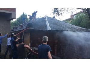 Yangın İtfaiye Vatandaş El Birliği İle Söndürüldü