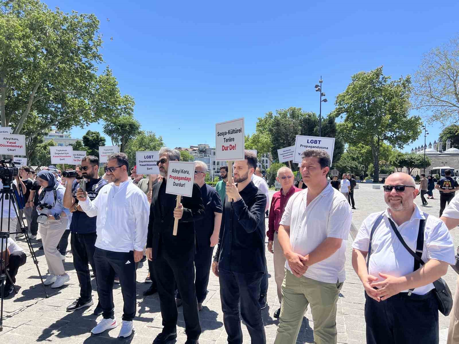 beyazit-meydani-nda-kruvaziyer-gemisi-protesto-edildi