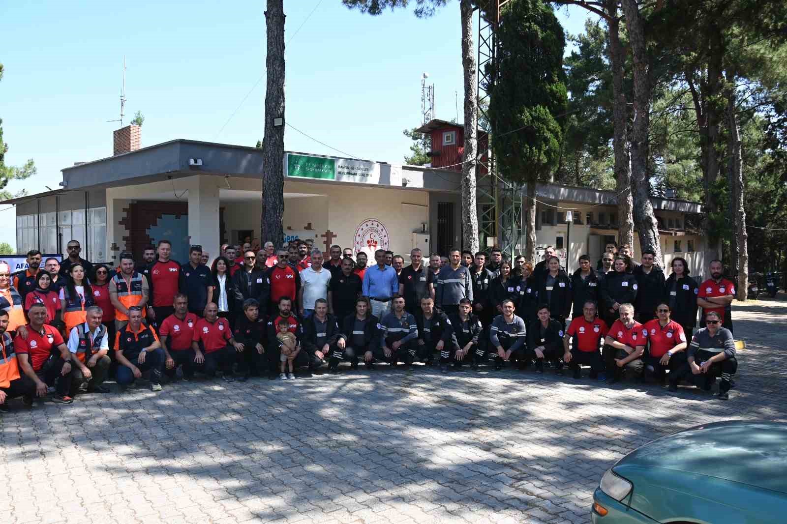 manisa-da-afet-kahramanlarina-akreditasyon-armasi-takildi