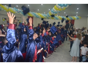 Sağlıkçılar Kep Fırlattı