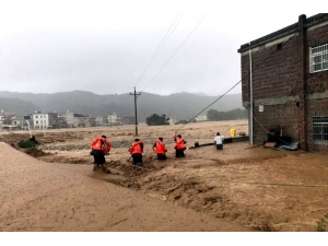 Sel, Çin’i Yıkıp Geçmeye Devam Ediyor: 49 Ölü