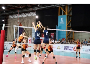 Yıldız Kızlar Voleybol Derbisini Fenerbahçe Kazandı