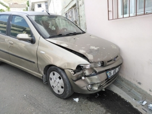 Freni Boşalan Otomobil Eve Daldı