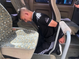 Cinsel İçerikli Kartları Sokaklara Atan Genç Polisten Kaçamadı