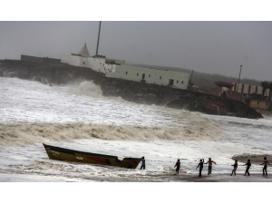 Vayu Kasırgası Hindistan’a Yaklaşıyor: 300 Bin Kişinin Tahliyesi Sürüyor
