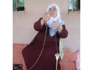 10 Çocuğu Ve 35 Torununu Teşi İle Yün Eğirerek Ördüğü Çoraplarla Büyüttü