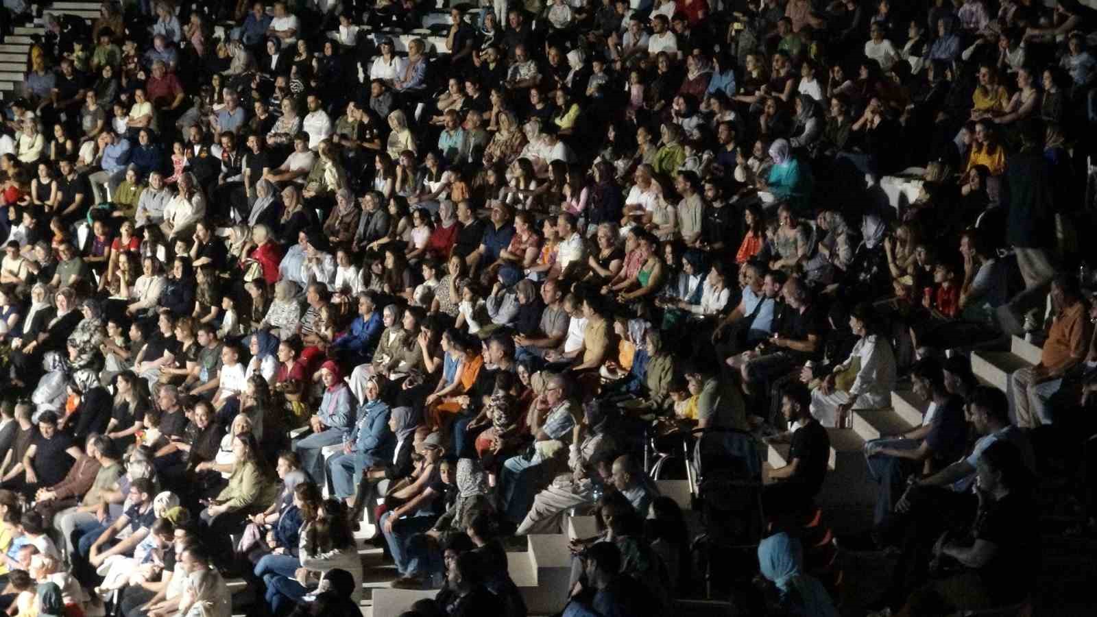 kilis-te-sinirdan-sesler-korosu-konserine-yogun-ilgi