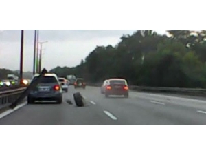 Tem’de Lastiği Çıkan Otomobil Tehlike Saçtı