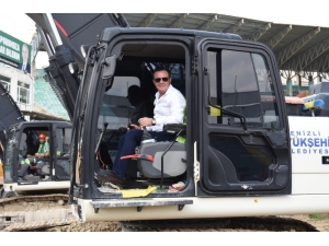 Denizlispor Kulüp Başkanı Ali Çetin, İş Makinesinin Başına Geçip Tadilatı Başlattı