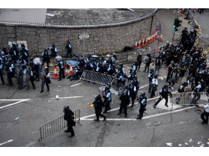 Hong Kong’ta Suçluların İadesi Yasası Askıya Alındı