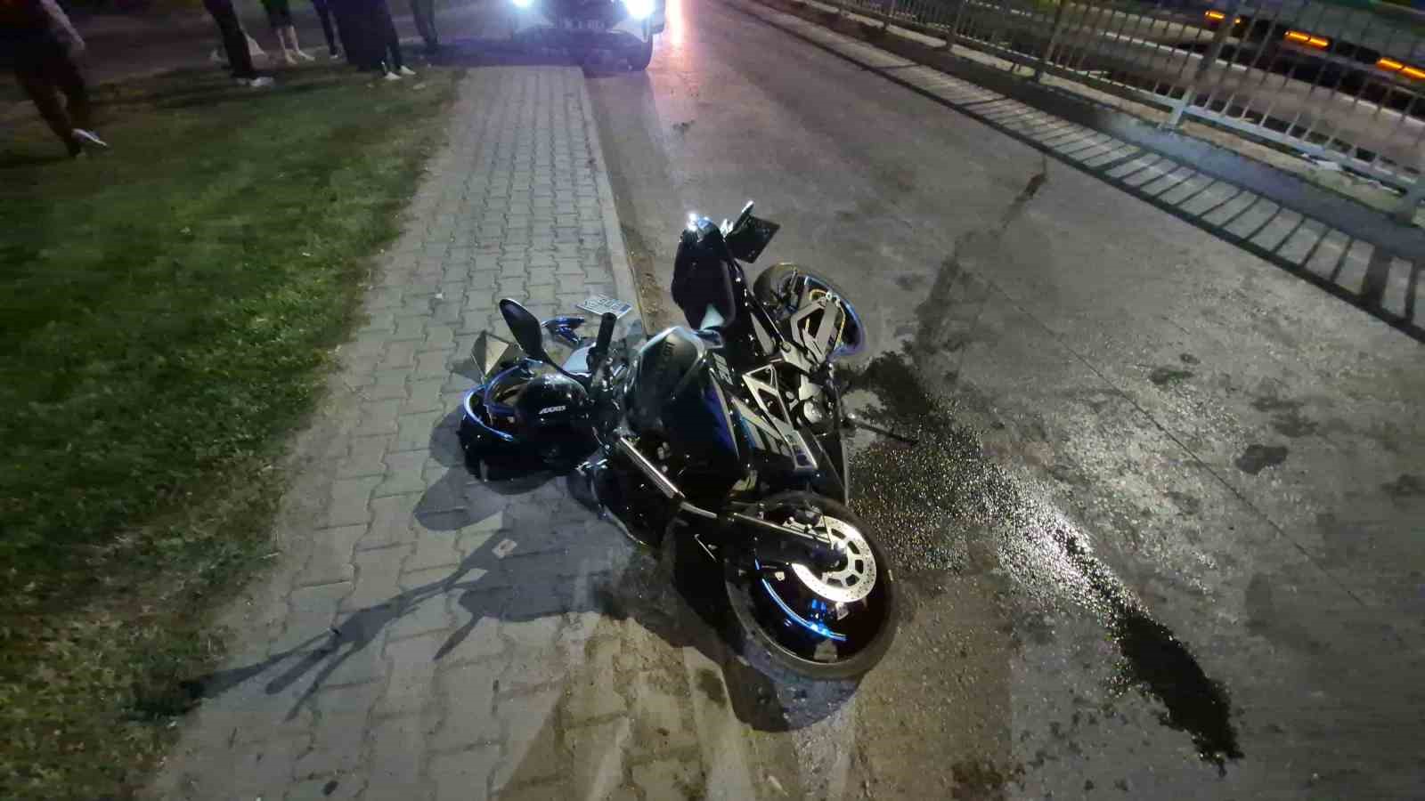 ehliyetsiz-surucunun-kullandigi-motosiklet-kaldirima-carpti-1-yarali