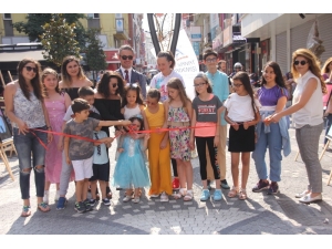 Minik Öğrencilerden Resim Sergisi