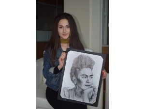 Resimleri Fotoğraf Gerçekliğinde Çiziyor