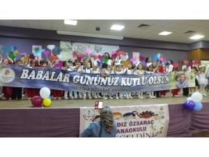 Burhaniye’de Minik Öğrencilerden Sürpriz Babalar Günü Kutlaması