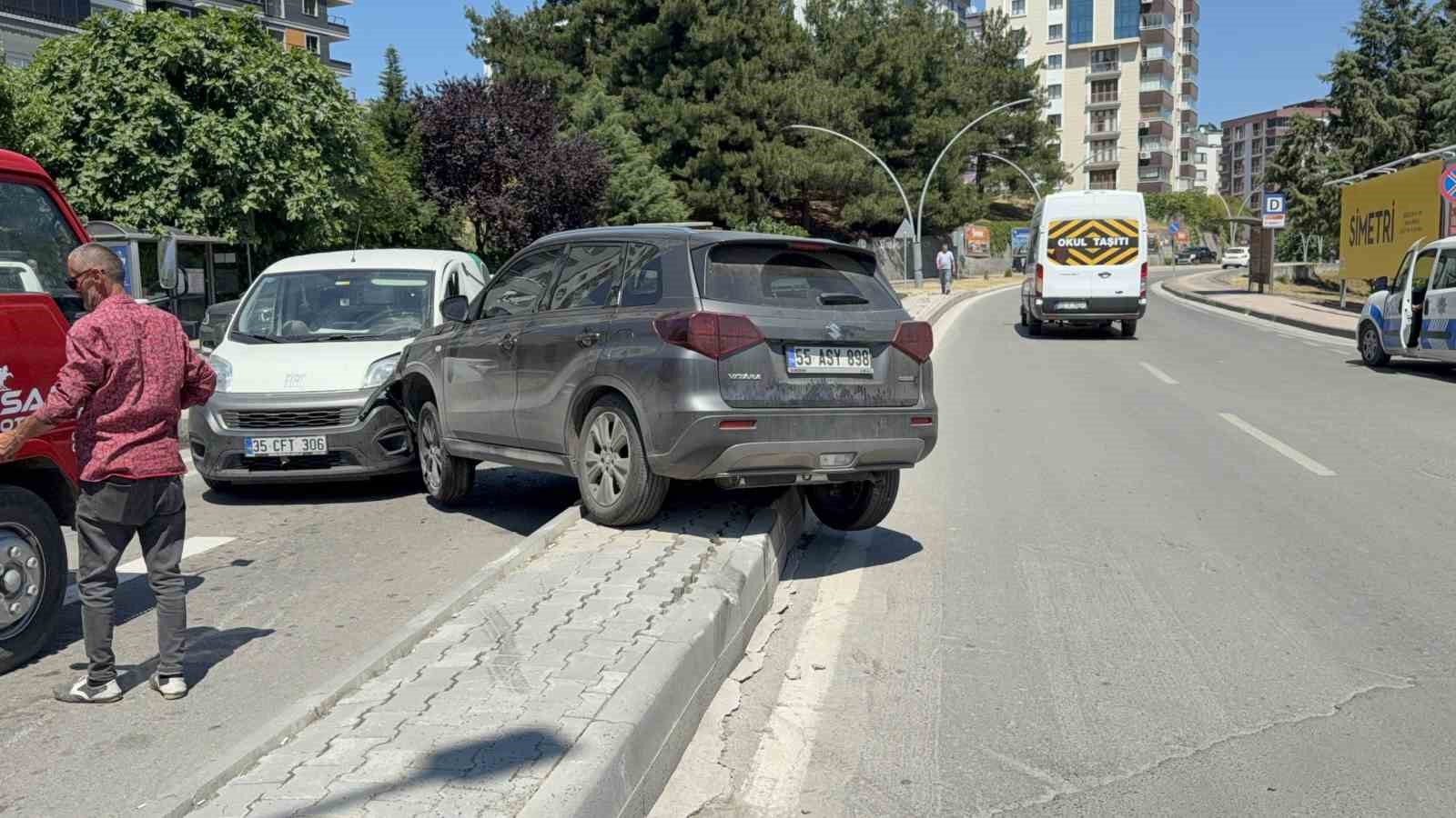 suv-ile-hafif-ticari-arac-carpisti-baba-ve-2-yasindaki-oglu-yaralandi