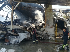 Arşiv Firması Deposunda Çıkan Yangın 2 Gündür Sönmedi