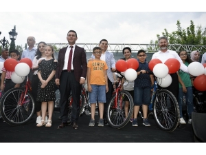 Başarılı Öğrenciler Bisikletle Ödüllendirildi